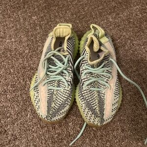 Kids Yeezys size 4